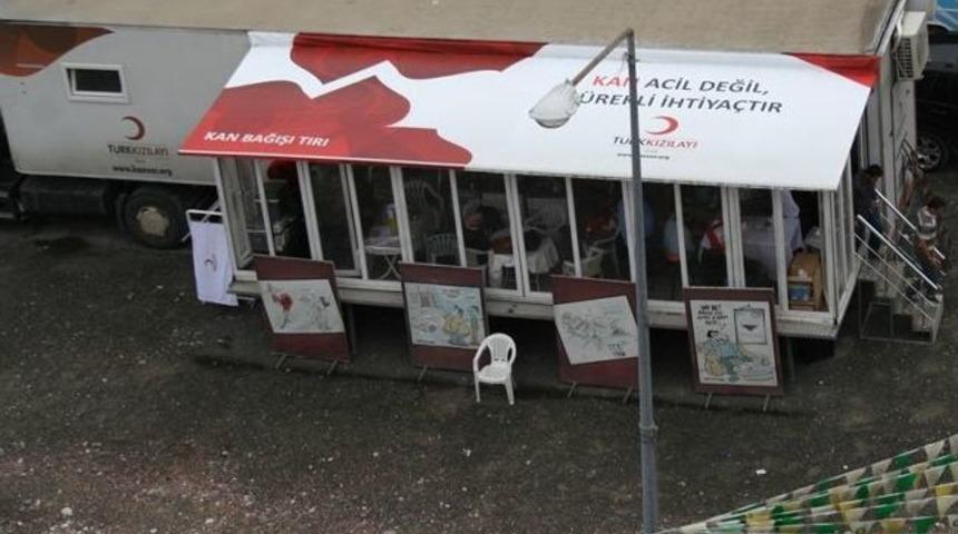 Kars&rsquo;ta Kızılay Tır&rsquo;na Yoğun İlgi