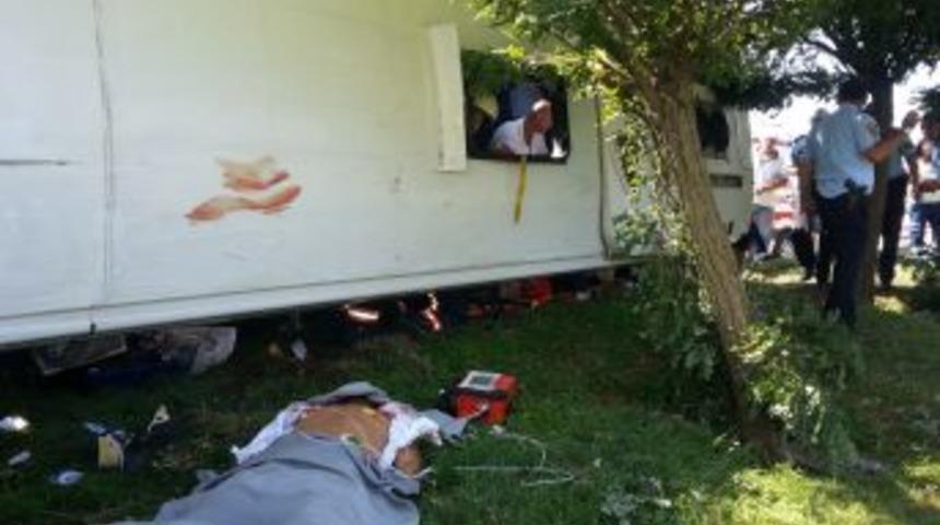 Sabiha G&ouml;k&ccedil;en Havalimanı &ccedil;ıkışında yolcu servisi devrildi: 1 &ouml;l&uuml;