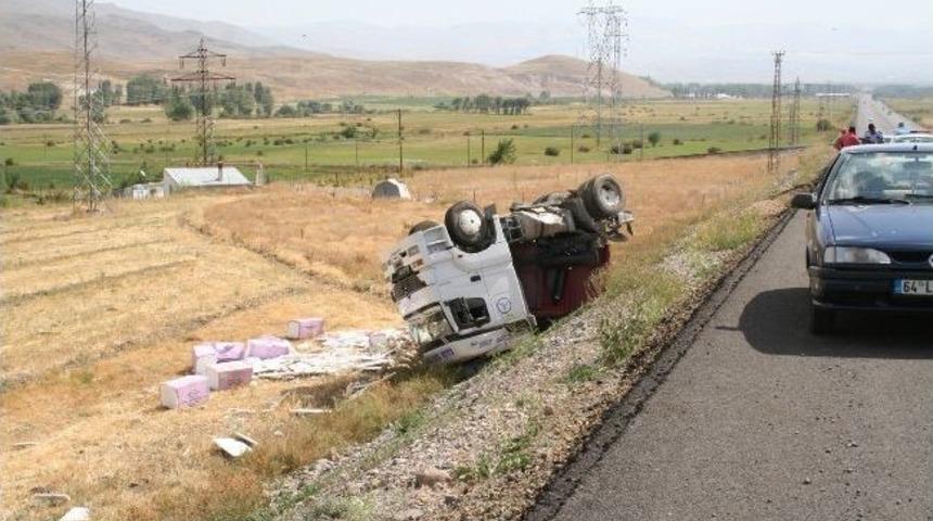 Erzurum&rsquo;da Yoldan &Ccedil;ıkan Tır Şarampole Devrildi