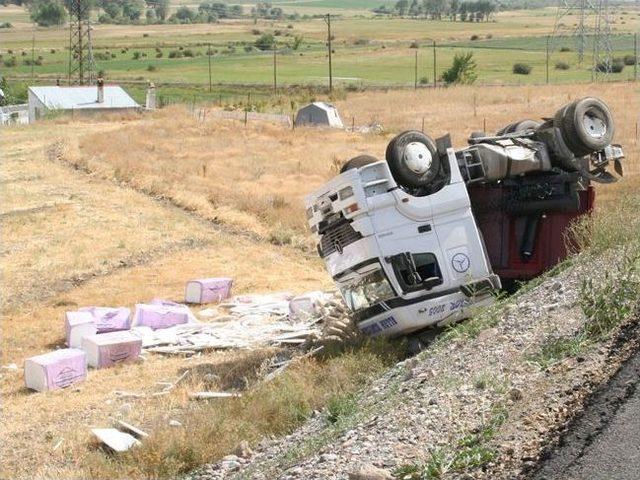 Erzurum’da Yoldan Çıkan Tır Şarampole Devrildi