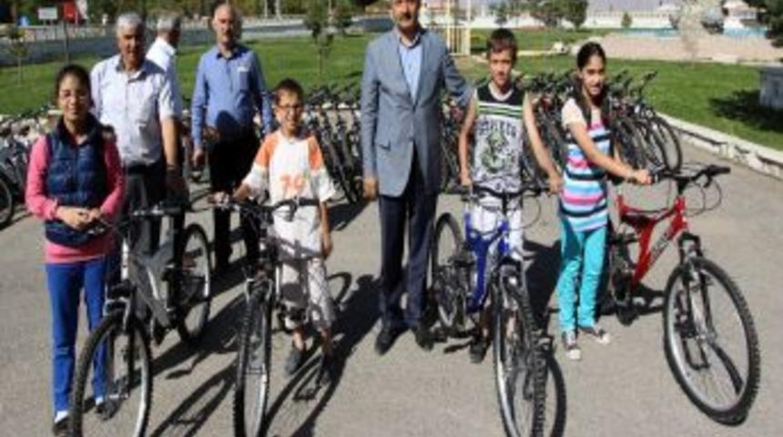 Aziziye Belediyesi Yetim Ve &Ouml;ks&uuml;zlere Bisiklet Hediye Etti