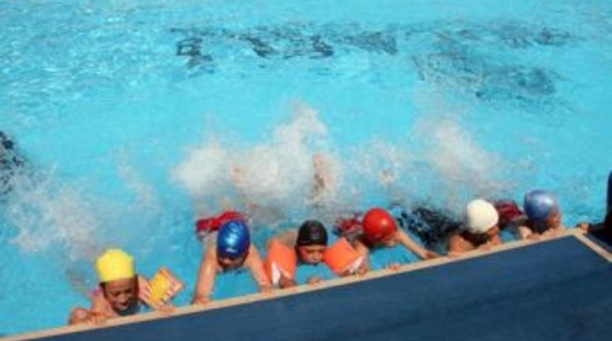 B&uuml;y&uuml;kşehir havuzlarında 30 bin kişi serinliyor