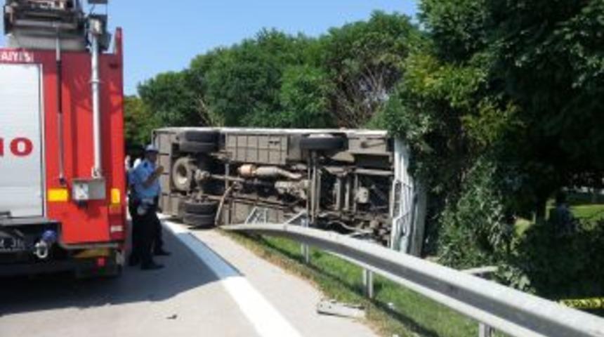 Servis Otob&uuml;s&uuml; Devrildi: 1 &Ouml;l&uuml;, 9 Yaralı