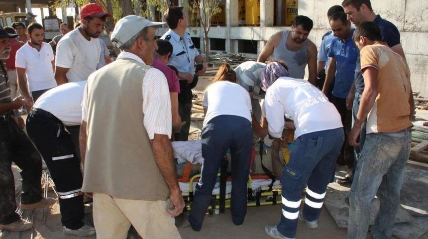 Karaman'da Inşaat Iskelesi &Ccedil;&ouml;kt&uuml;: 2 Ağır Yaralı