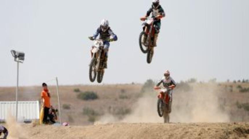 Hayrabolu'da Motokros Ve Tramp M&uuml;sabakaları Yapıldı