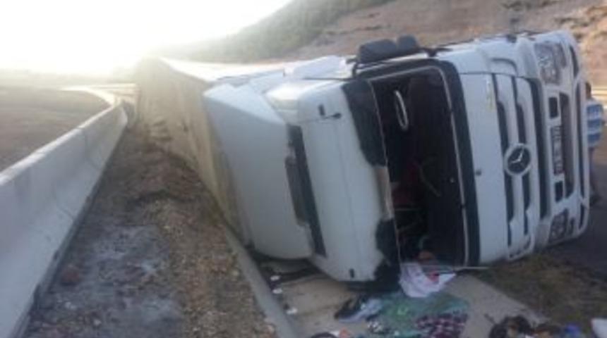 Tokat&rsquo;ta Tır Devrildi: 1 &Ouml;l&uuml;