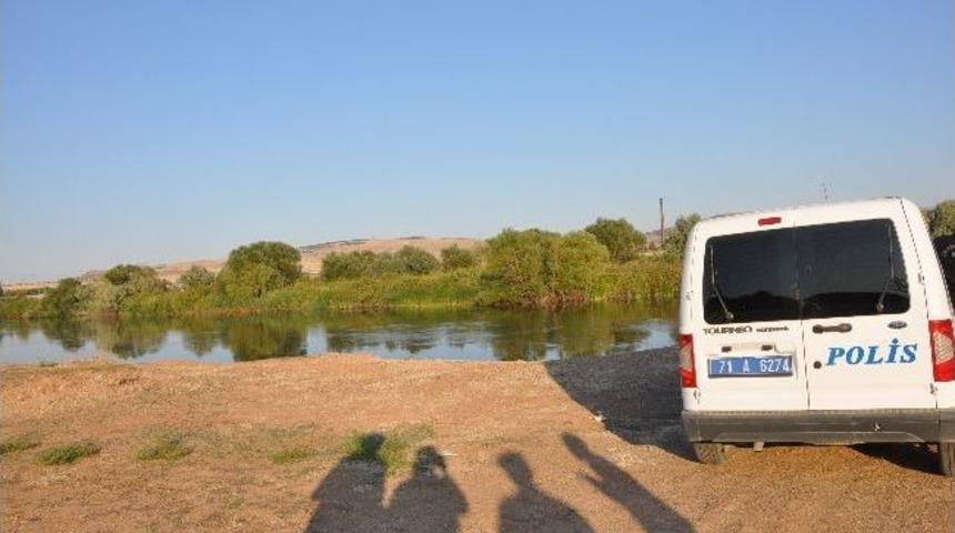 Irmakta boğulmak &uuml;zere olan kişiyi vatandaşlar kurtardı