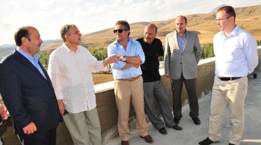 İşadamı Oru&ccedil; Yaptırdığı Y&uuml;ksekokul Binasını İnceledi