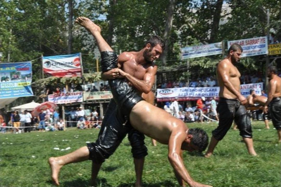 Pehlivanlar okula yemekhane kazandırmak i&ccedil;in kisbet giydi