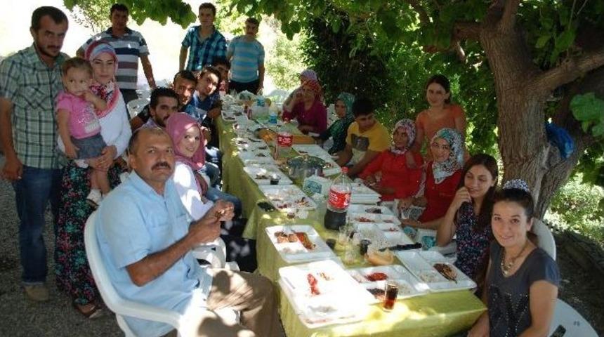 &Ouml;ğretmenleri İle Her Yıl Bir Araya Geliyorlar