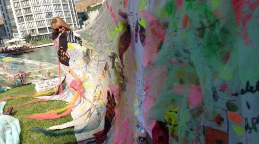 (&ouml;zel Haber) Elbise Olarak Giyilebilen 50 Metre Boyunda Resim Yaptı