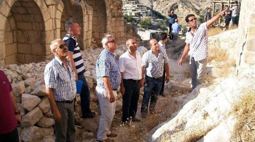 Restorasyon Yapılan Kale&rsquo;nin Duvarlarında D&ouml;k&uuml;lme Olduğu İddiası