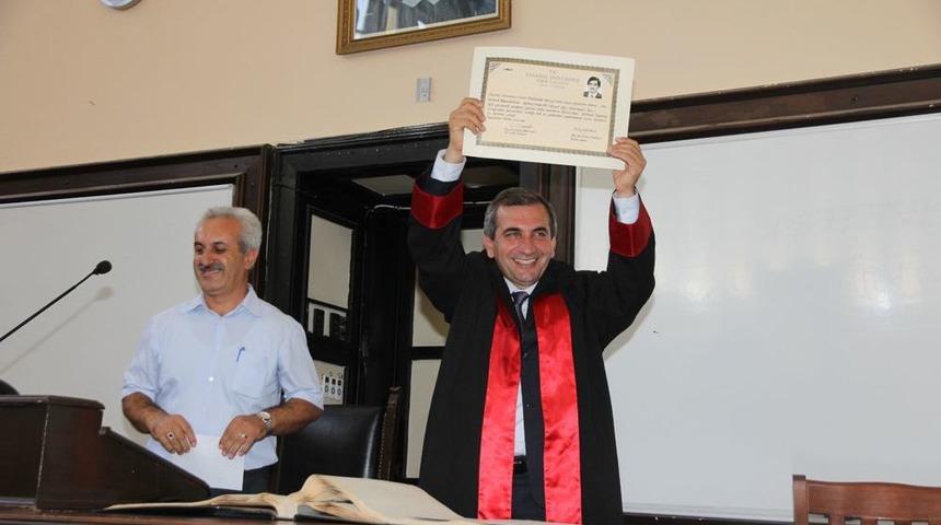 30 Yıl Sonra Diplomasını Alan Vali Yazıcı, G&ouml;zyaşlarını Tutamadı