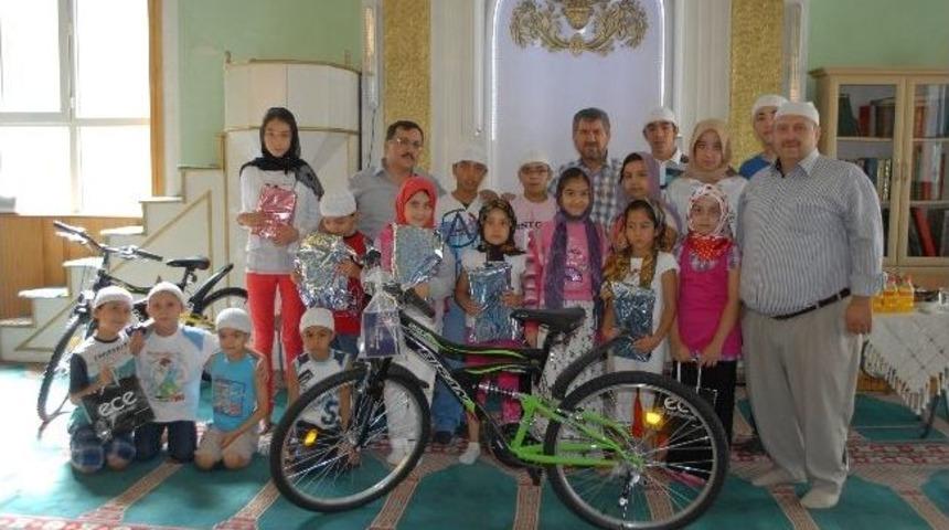 Kur&rsquo;an Kursu &Ouml;ğrencilerine Hediye