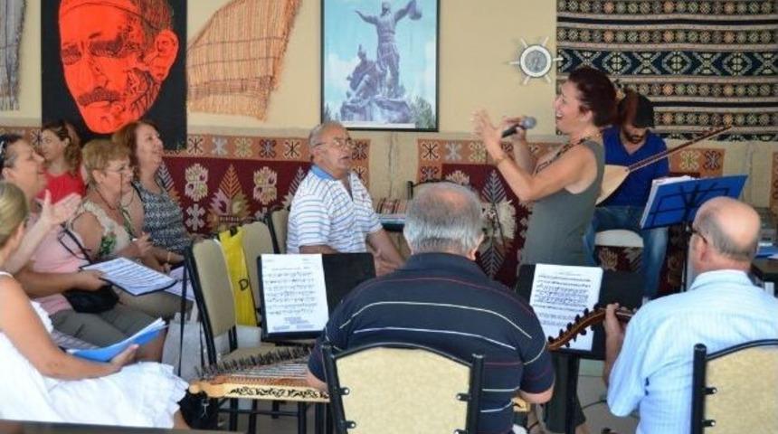 K&uuml;&ccedil;&uuml;kk&ouml;y&rsquo;&uuml;n Halk Korosu Zafer Bayramına Hazırlanıyor