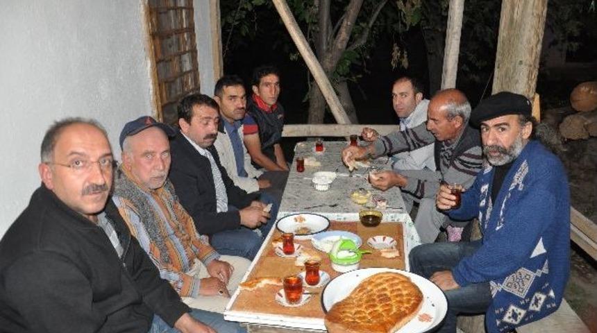 &Uuml;nl&uuml; Kuaf&ouml;r Harun Cici K&ouml;y&uuml;nde Festival Yapıyor