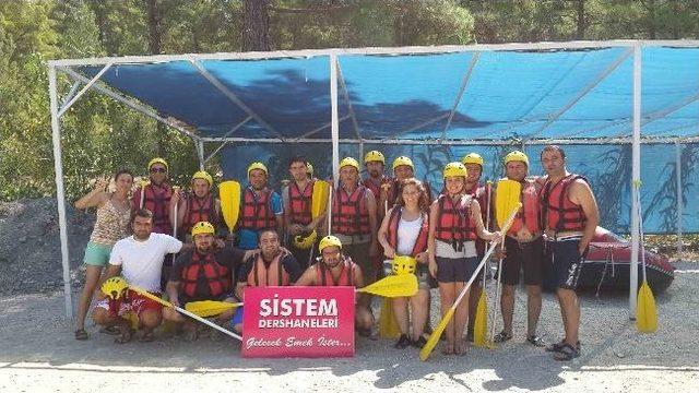 Öğretmenler Köprülü Kanyon’da Rafting Yaptı