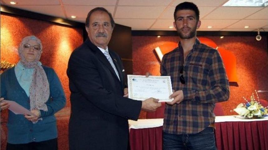 Uygulamalı Girişimcilik Kursunu Bitirenlere Sertifikaları Verildi