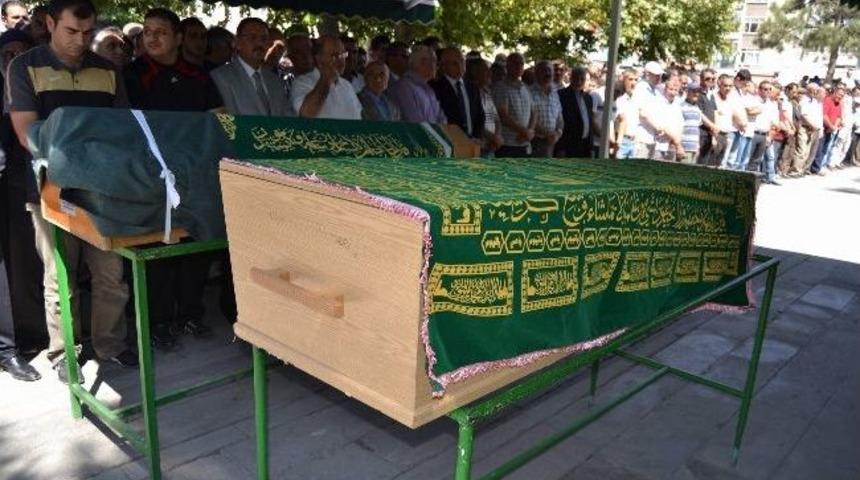 Arkadaşlarıyla Şakalaşırken &Ccedil;ıkan Kavgada &Ouml;len Gen&ccedil; Son Yolculuğuna Uğurlandı