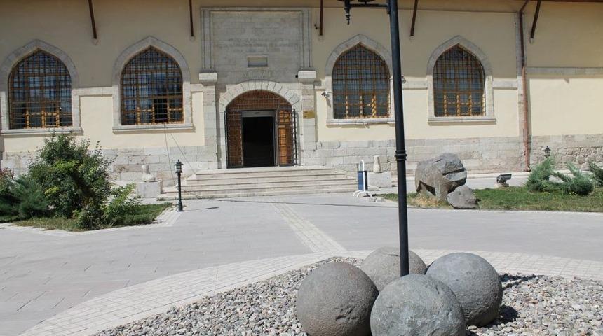 &Ccedil;ifte Minare Yanında Yapılan Kazıda 2 Adet G&uuml;lle Daha Bulundu