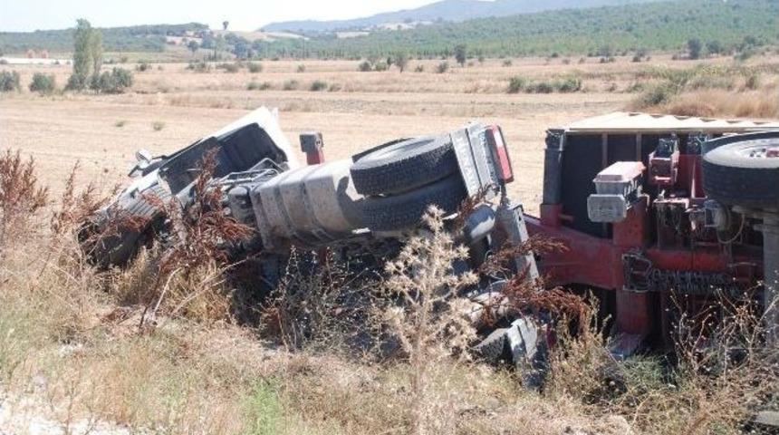 Biga&rsquo;da Tır Devrildi: 2 Yaralı
