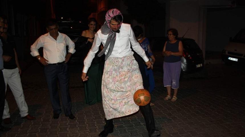 Damat, Topa Değil &Ccedil;iğ Yumurtaya Kafa Attı