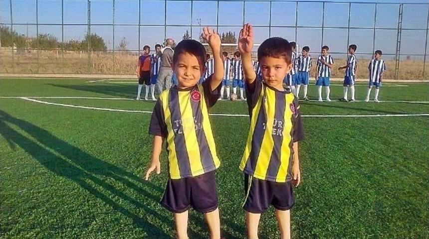 Samsat Belediye Spor Kl&uuml;b&uuml; &Ccedil;ocuklara Forma Dağıttı