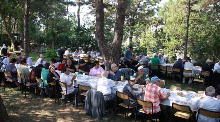 Dar&uuml;laceze Sakinleri Piknikte Bir Araya Geldi