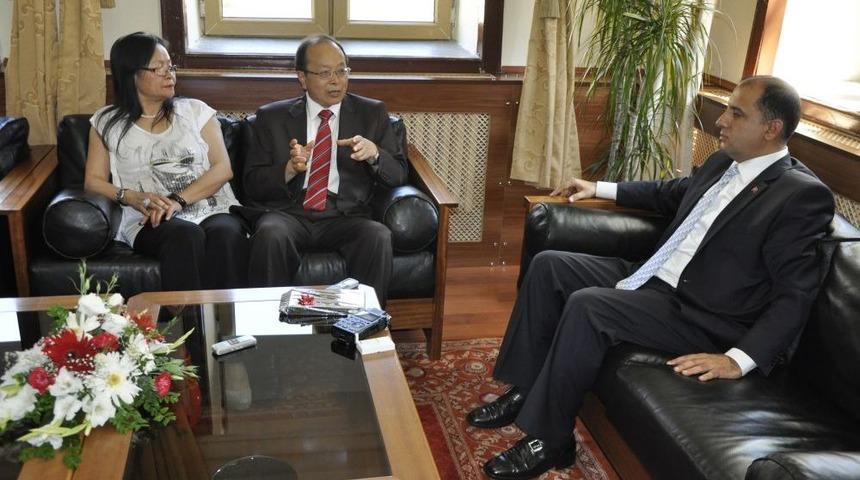 Tayvanlı Misafir, Vali &Ccedil;omaktekin&rsquo;i Ziyaret Etti