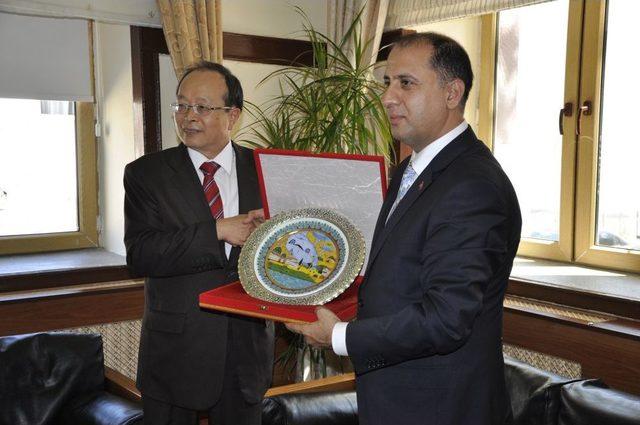 Tayvanlı Misafir, Vali &Ccedil;omaktekin&rsquo;i Ziyaret Etti 1