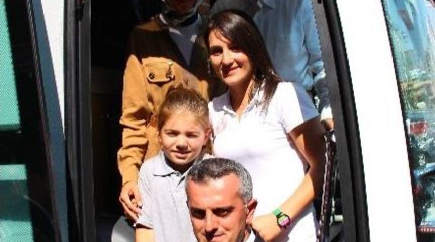 Başbakan Erdoğan, Kızı S&uuml;meyye&rsquo;yi Gen&ccedil; Hentbolcular İle Tanıştırdı