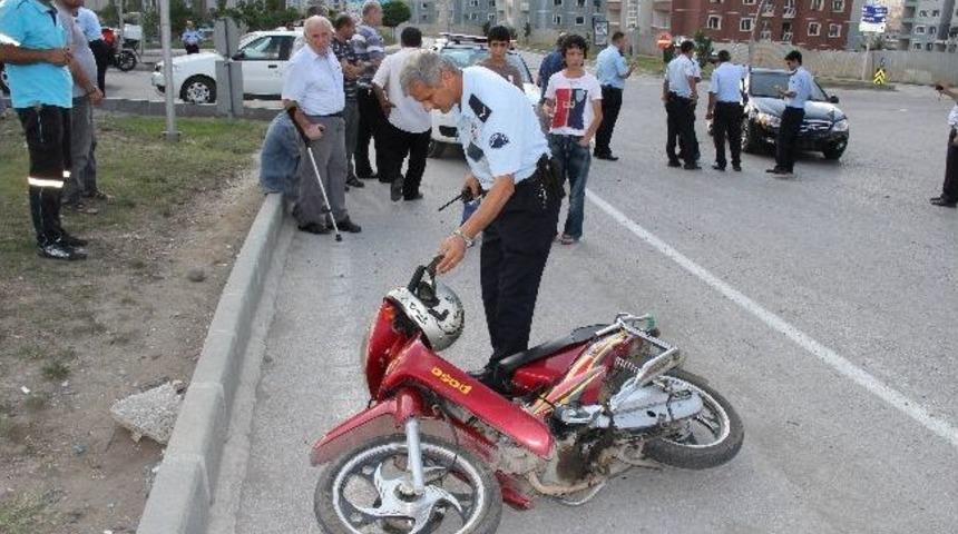 Otomobil Motosiklete &Ccedil;arptı: 1 Yaralı
