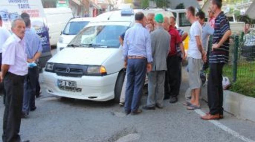 Dolmuşun &Ccedil;arptığı Kadın Ağır Yaralandı