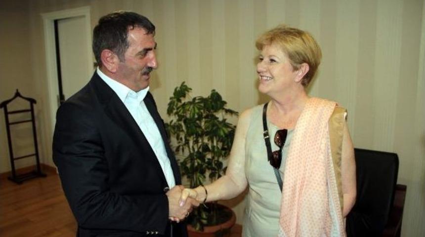 Macar Milletvekili Ak Parti'yi Ziyaret Etti