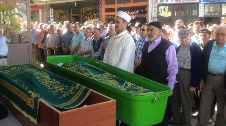 G&ouml;ksun'da Kaza Sonucu Boğularak &Ouml;len 2 Kişi Toprağa Verildi