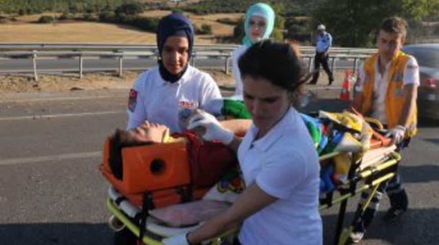 &Ccedil;orum'da minib&uuml;s takla attı: 1 &ouml;l&uuml;, 3 yaralı