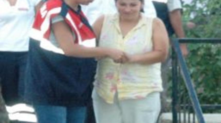 Cinnet Ge&ccedil;iren Baba Eşi Gelince &Ccedil;ocukları Serbest Bıraktı