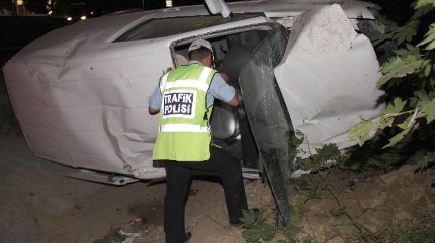 Kamyonet Su Kanalına Yuvarlandı: 1 Yaralı