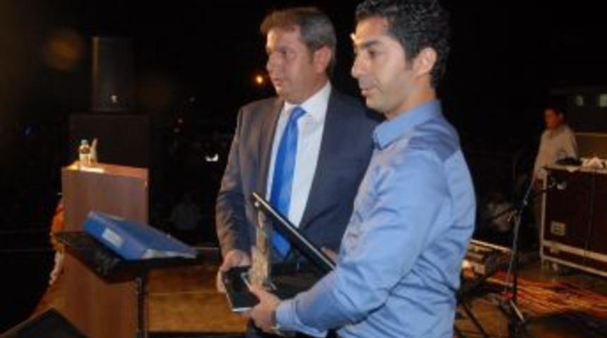 AGEF'e gen&ccedil; başkandan plaket