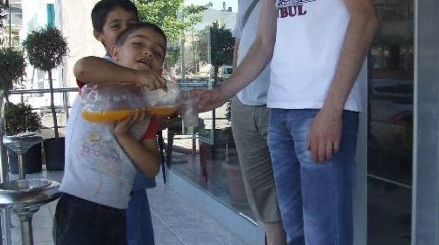 Okul Har&ccedil;lığı İ&ccedil;in Limonata Satıyor