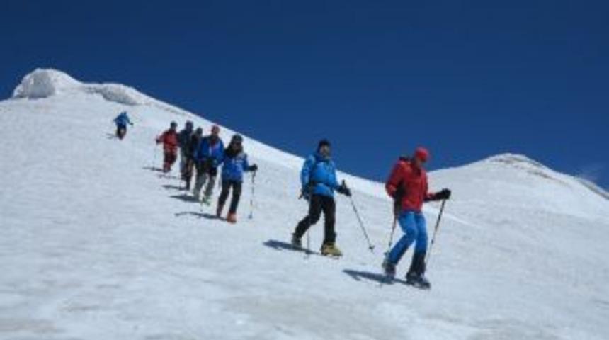 Ağrı Dağı&rsquo;na Zirve Yaptı, &lsquo;mızıka&rsquo; &Ccedil;aldılar