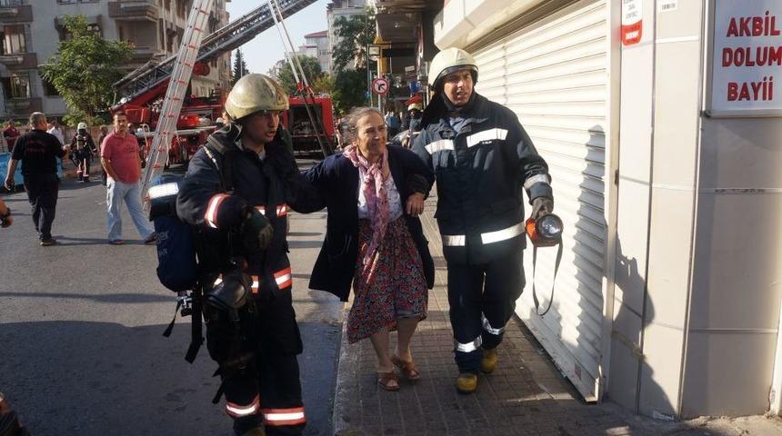 Yangında Mahsur Kalanları Itfaiye Kurtardı