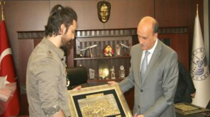 Sanat&ccedil;ı Oktay Ertuğrul, Başkan Selmanoğlu'nu Ziyaret Etti