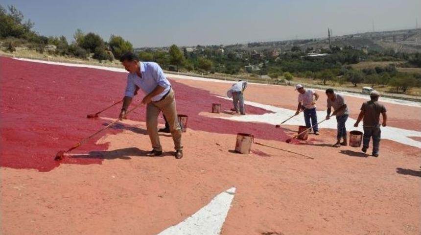 T&uuml;rkiye&rsquo;nin En B&uuml;y&uuml;k Bayrağı Bakımdan Ge&ccedil;irildi