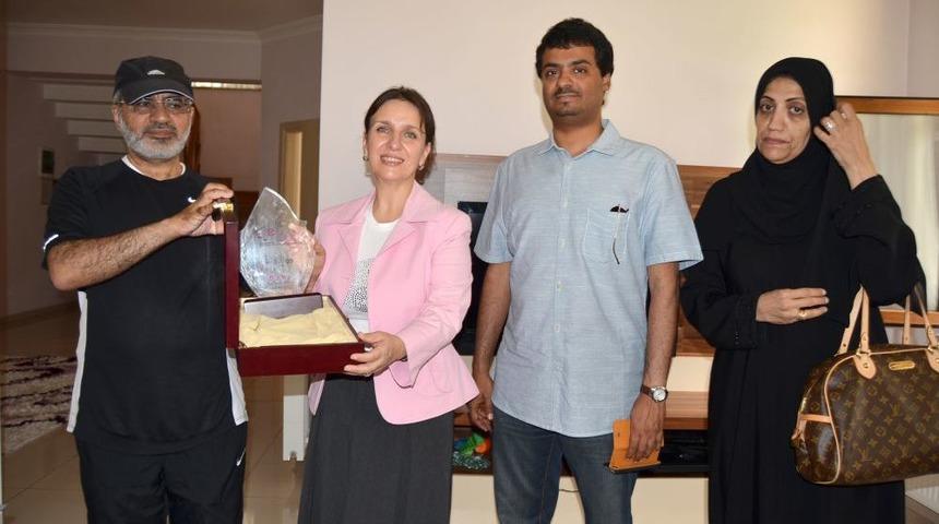 Katar Yetimler Vakfı Y&ouml;neticileri, Sevgi Evleri'ni Gezdi