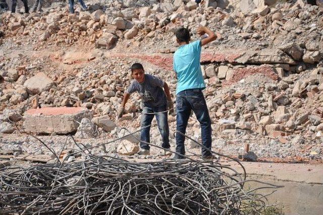 Yıkılan Okulun Demirleri Çocukların Harçlıkları Oldu