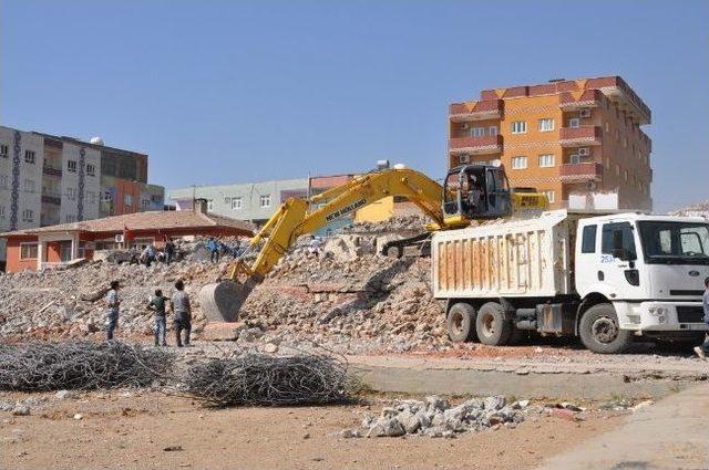 Yıkılan Okulun Demirleri Çocukların Harçlıkları Oldu