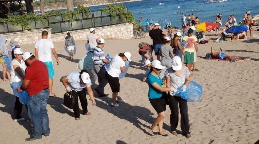 Altınkum Plajında &Ccedil;evre Temizliği