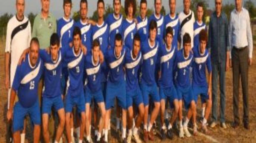 D&uuml;zce Belediyespor Sahaya İndi