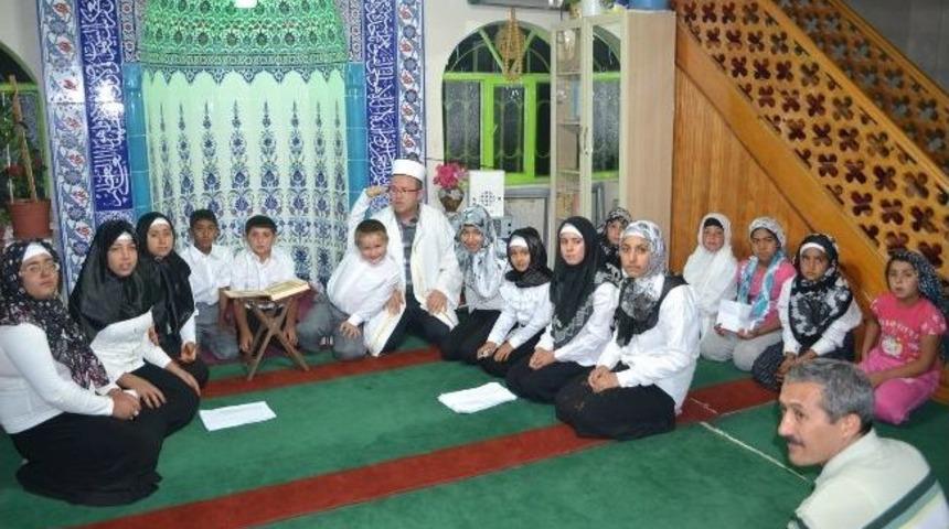 Kula'da Kur'an-ı Kerim Öğrenen Öğrenciye Altın